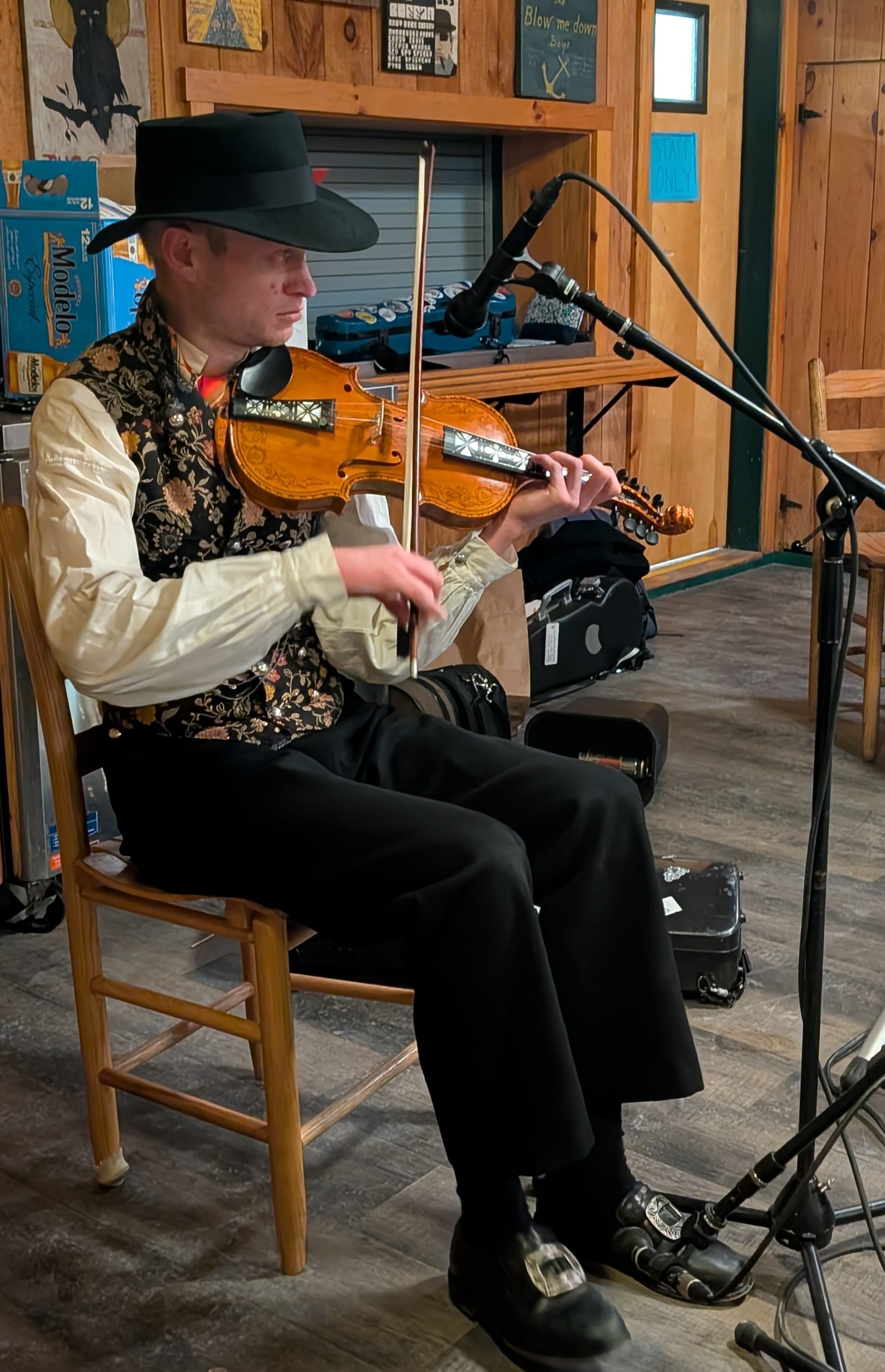 Mattias Thedens playing fiddle during the Saturday evening dance party (2026).