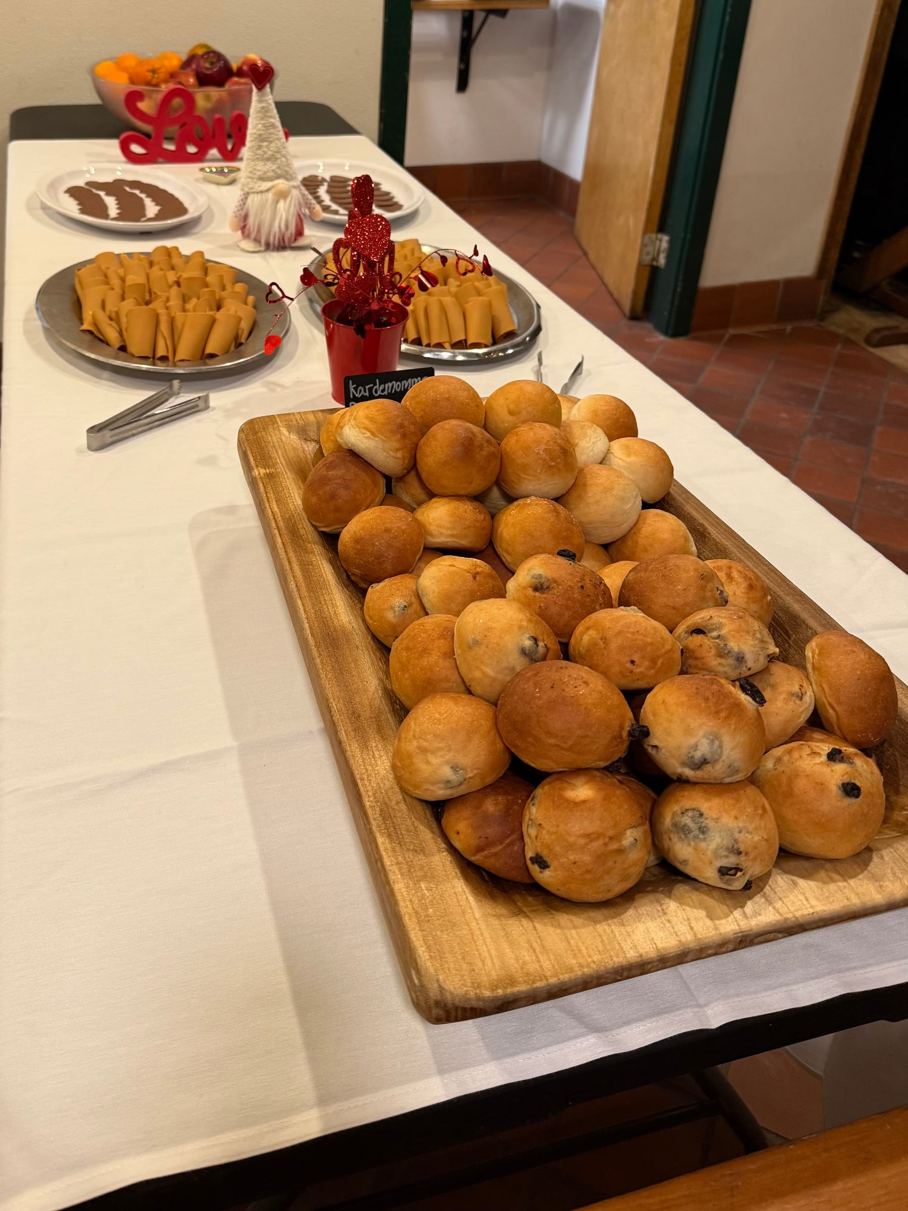 Evening snack table with kardemomme boller, brunost and fruits.